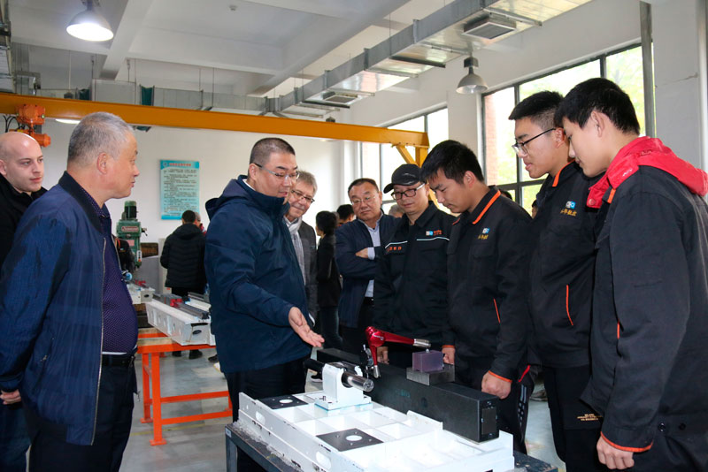 School Enterprise Cooperation of CNC Milling Machine Factory